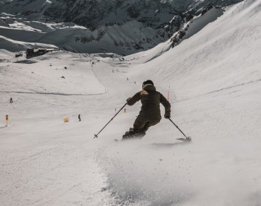 Skifahrer aktiv auf der Piste in den Bergen