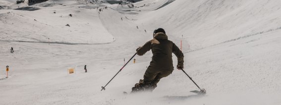 Skifahrer aktiv auf der Piste in den Bergen