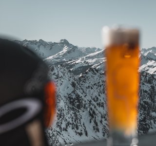 Stärkung mit Bier nach dem Skifahren in den Bergen