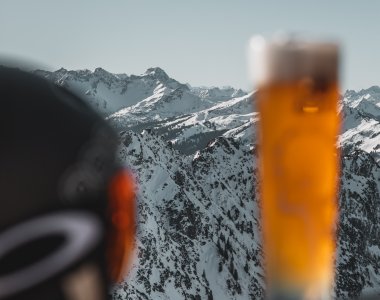 Stärkung mit Bier nach dem Skifahren in den Bergen