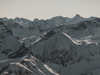 Majestätische Berge, bedeckt mit frischem Schnee, zeigen atemberaubende Ausblicke unter klarem Himmel. Gipfelpanorama im Schnee