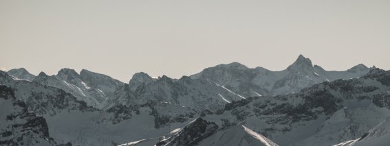Majestätische Berge, bedeckt mit frischem Schnee, zeigen atemberaubende Ausblicke unter klarem Himmel.