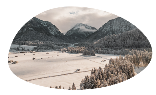 Verschneites Bergpanorama an einem wolkenbehangenem Tag