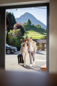 Glückliches Paar reist im BICHL an