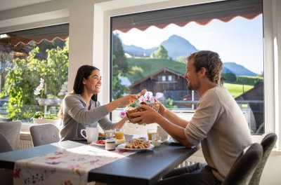 Ein Paar frühstückt zusammen im Bichl