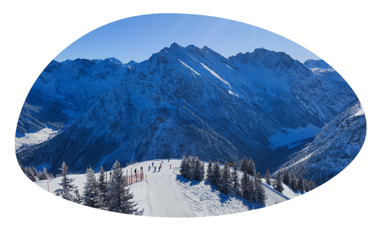 Bergpanorama im Winter an einem sonnigen Tag mit Blick auf die Skipiste