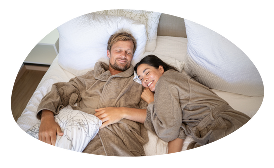 Entspanntes Paar im Morgenmantel Ein Paar liegt im Morgenmantel auf dem Bett und entspannt