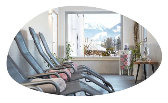 Wellnessbereich mit Bergblick Ruhebereich mit Liegen und Blick in die Berge