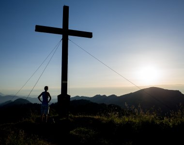 Morgenstimmung am Gipfelkreuz