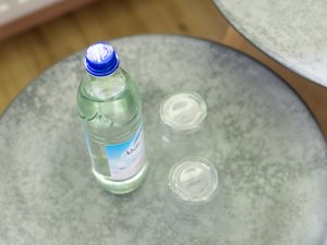 Erfrischendes Mineralwasser auf dem Zimmer