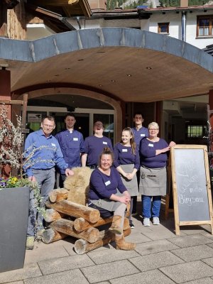 Von Menschen für Menschen - das ist unser Motto bei Ihrer Hochzeit in Oberstdorf. Unser Team sorgt dafür, dass Ihr besonderer Tag ein voller Erfolg ist und Sie sich um nichts kümmern müssen.
