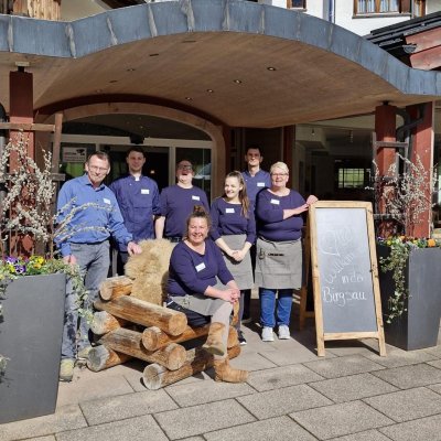 Von Menschen für Menschen - das ist unser Motto bei Ihrer Hochzeit in Oberstdorf. Unser Team sorgt dafür, dass Ihr besonderer Tag ein voller Erfolg ist und Sie sich um nichts kümmern müssen.