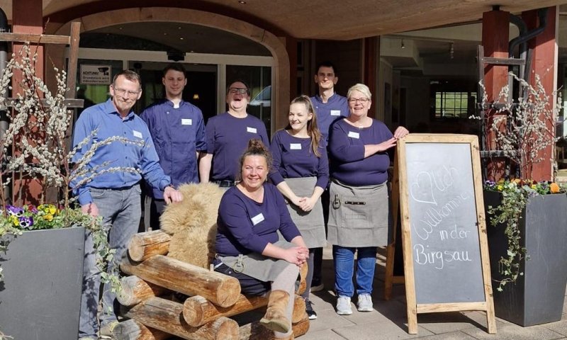 Von Menschen für Menschen - das ist unser Motto bei Ihrer Hochzeit in Oberstdorf. Unser Team sorgt dafür, dass Ihr besonderer Tag ein voller Erfolg ist und Sie sich um nichts kümmern müssen.