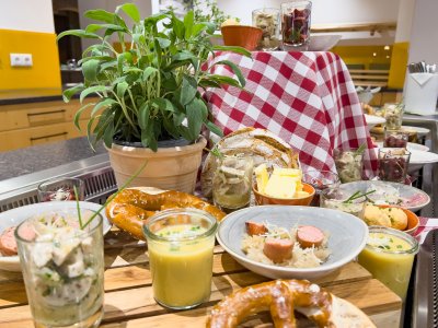 Selbstverständlich gehen wir bei der Wahl Ihres Menüs für Ihre Hochzeit im Restaurant ganz auf Ihre Wünsche ein. Ob festliches Menü, lockeres Buffet oder ein Mitternachtssnack, bei uns ist alles möglich.