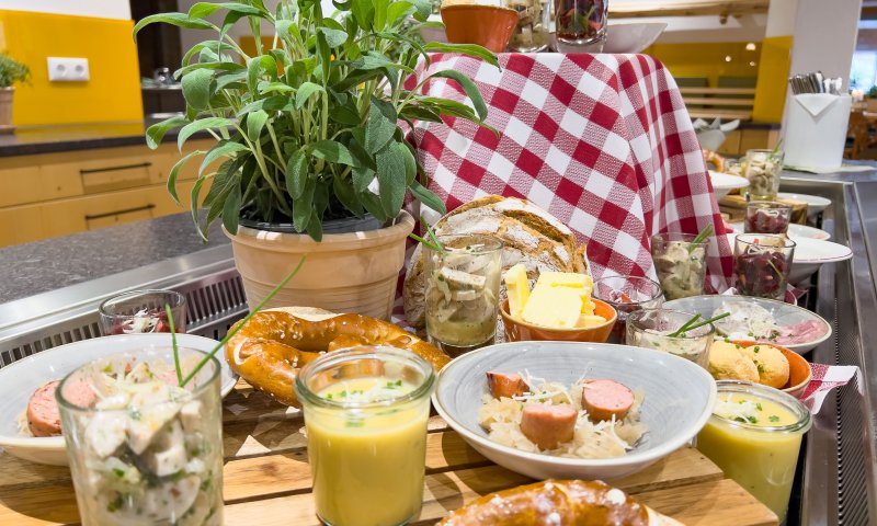 Selbstverständlich gehen wir bei der Wahl Ihres Menüs für Ihre Hochzeit im Restaurant ganz auf Ihre Wünsche ein. Ob festliches Menü, lockeres Buffet oder ein Mitternachtssnack, bei uns ist alles möglich.