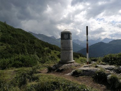 Eine Grenzwanderung führt zum Haldenwanger Eck dem südlichsten Punkt Deutschlands. Der Grenzstein 147 markiert das Drei-Länder-Eck weit im Süden von Oberstdorf.