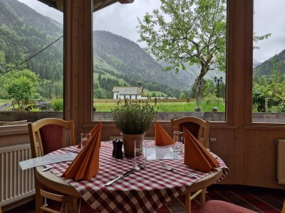 Dasitzen, das Essen genießen und im Wintergarten den Blick auf die Berge genießen. So könnte Ihr Genussmoment im Oberstdorf Restaurant aussehen.