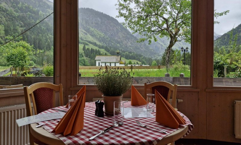 Dasitzen, das Essen genießen und im Wintergarten den Blick auf die Berge genießen. So könnte Ihr Genussmoment im Oberstdorf Restaurant aussehen.