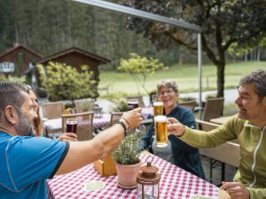 Auf einen schönen Urlaub können Sie nach Ihrer Ankunft in der Birgsau können Sie auf der Terrasse anstoßen.