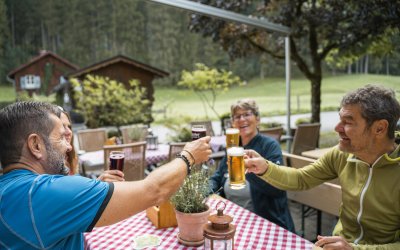 Auf einen schönen Urlaub können Sie nach Ihrer Ankunft in der Birgsau können Sie auf der Terrasse anstoßen.