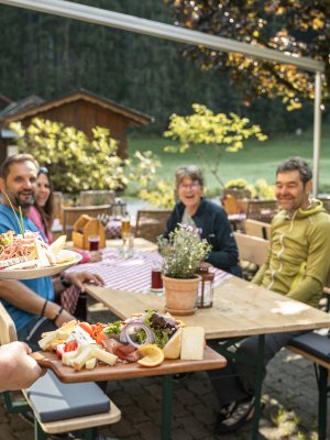 Wenn die Bedienung mit der typischen Allgäuer Bestellung kommt fällt einem sofort ein Lächeln ins Gesicht. So könnte Ihr Job im Allgäu bald aussehen. Bewerben Sie sich jetzt!