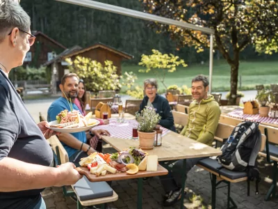 Wenn die Bedienung mit der typischen Allgäuer Bestellung kommt fällt einem sofort ein Lächeln ins Gesicht. So könnte Ihr Job im Allgäu bald aussehen. Bewerben Sie sich jetzt!