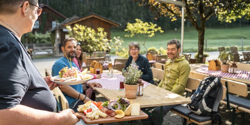 Servicekraft, Gastgeber etc. - wir haben die passenden Jobs im Allgäu Wenn die Bedienung mit der typischen Allgäuer Bestellung kommt fällt einem sofort ein Lächeln ins Gesicht. So könnte Ihr Job im Allgäu bald aussehen. Bewerben Sie sich jetzt!