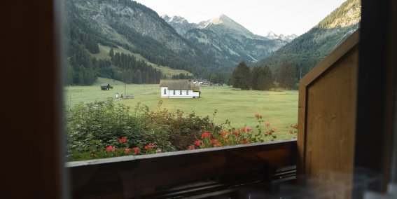 Sie möchten auch mal bei diesem gigantischen Ausblick aufwachen? Dann buchen Sie nun Ihr Zimmer für Ihren nächsten Urlaub in der Birgsau.