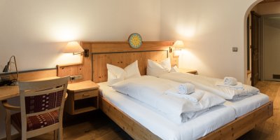 Ihr gemütliches Zimmer mit weichen Betten und Bergblick wartet in der Brigsau auf Sie.