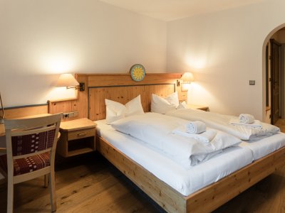 Ihr gemütliches Zimmer mit weichen Betten und Bergblick wartet in der Brigsau auf Sie.