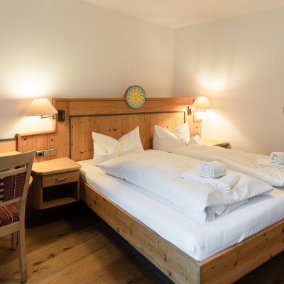 Ihr gemütliches Zimmer mit weichen Betten und Bergblick wartet in der Brigsau auf Sie.