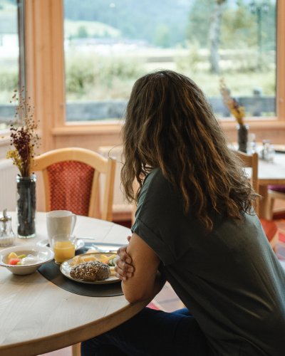 Frühstück mit Blick auf die Berge