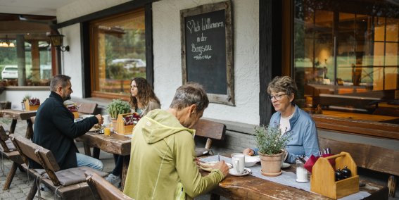 Ein gemeinsames Frühstück mit Ihrem Partner auf der Terrasse des Restaurant Oberstdorf mit bestem Blick auf die Allgäuer Alpen. So kann der Urlaubstag beginnen!