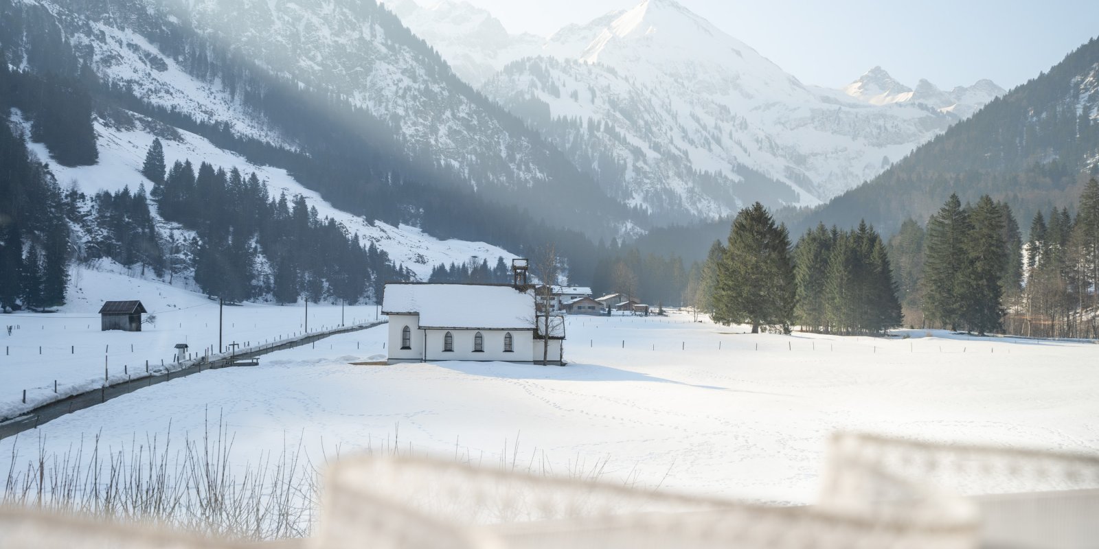 Vom Zimmer aus haben Sie einen atemberaubenden Blick ins verschneite Stillachtal und die umliegenden Berge.