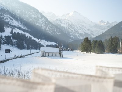Vom Zimmer aus haben Sie einen atemberaubenden Blick ins verschneite Stillachtal und die umliegenden Berge.