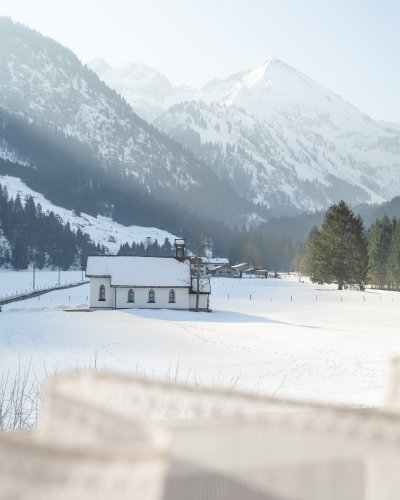 Vom Zimmer aus haben Sie einen atemberaubenden Blick ins verschneite Stillachtal und die umliegenden Berge.