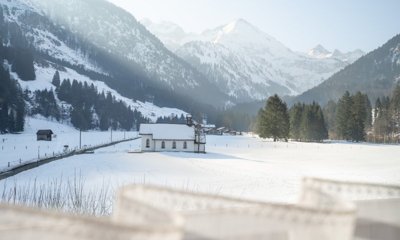 Vom Zimmer aus haben Sie einen atemberaubenden Blick ins verschneite Stillachtal und die umliegenden Berge.