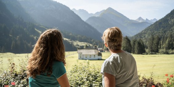 Die Wanderung planen und gleichzeitig den Ausblick auf die Allgäuer Alpen genießen.
