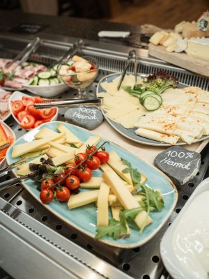 Alles von hier: so schmeckt der Käse gleich noch besser, wenn man weiß, dass er von heimischen Kühen kommt. Freuen Sie sich darauf in der Birgsau, Ihrem Hotel in Oberstdorf.