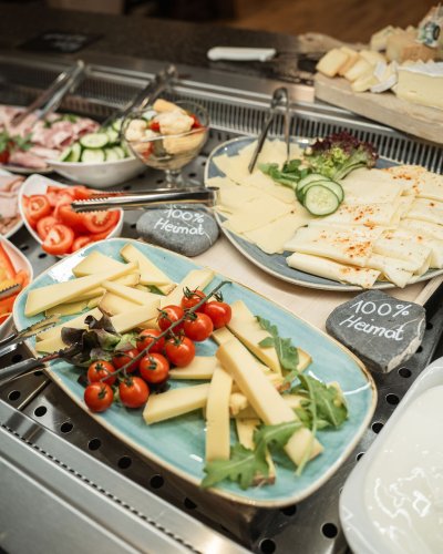 Alles von hier: so schmeckt der Käse gleich noch besser, wenn man weiß, dass er von heimischen Kühen kommt. Freuen Sie sich darauf in der Birgsau, Ihrem Hotel in Oberstdorf.