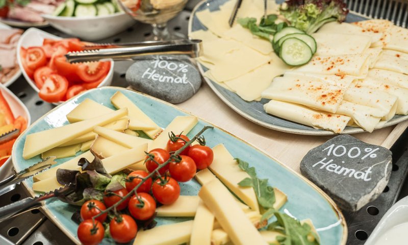 Alles von hier: so schmeckt der Käse gleich noch besser, wenn man weiß, dass er von heimischen Kühen kommt. Freuen Sie sich darauf in der Birgsau, Ihrem Hotel in Oberstdorf.