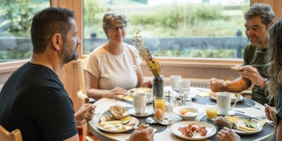 Lassen Sie sich unser Frühstücksbuffet im Hotel in Oberstdorf mit Zutaten aus der Region schmecken und starten Sie den Tag mit leckerem Essen und guten Gesprächen.