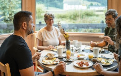 Lassen Sie sich unser Frühstücksbuffet mit Zutaten aus der Region schmecken und starten Sie den Tag mit leckerem Essen und guten Gesprächen.
