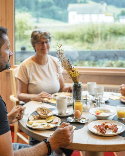 In Gesellschaft Frühstücken im Hotel Oberstdorf Lassen Sie sich unser Frühstücksbuffet im Hotel in Oberstdorf mit Zutaten aus der Region schmecken und starten Sie den Tag mit leckerem Essen und guten Gesprächen.