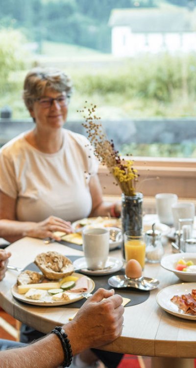 Lassen Sie sich unser Frühstücksbuffet im Hotel in Oberstdorf mit Zutaten aus der Region schmecken und starten Sie den Tag mit leckerem Essen und guten Gesprächen.