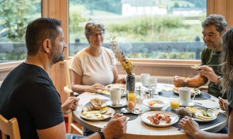 Lassen Sie sich unser Frühstücksbuffet im Hotel in Oberstdorf mit Zutaten aus der Region schmecken und starten Sie den Tag mit leckerem Essen und guten Gesprächen.