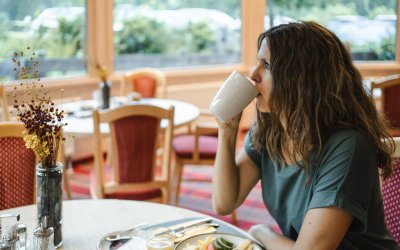 Kaffee am Morgen beim Frühstück Oberstdorf Was gibt es besseres als eine heiße Tasse Kaffee und ein leckeres Frühstück in Oberstdorf am Morgen.