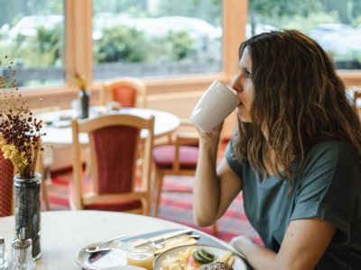 Was gibt es besseres als eine heiße Tasse Kaffee und ein leckeres Frühstück in Oberstdorf am Morgen.