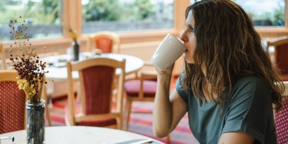 Was gibt es besseres als eine heiße Tasse Kaffee und ein leckeres Frühstück in Oberstdorf am Morgen.