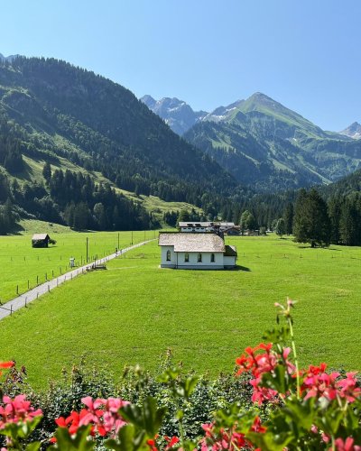 Aufstehen und den Blick ins Stillachtal schweifen lassen. So kann Ihr Urlaub in der Birgsau aussehen.